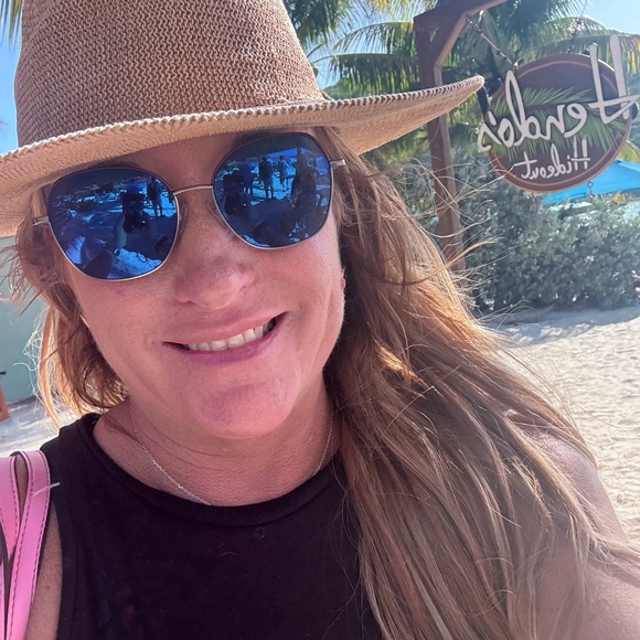 Meet your Posher, Danielle - Picture 2 of 2